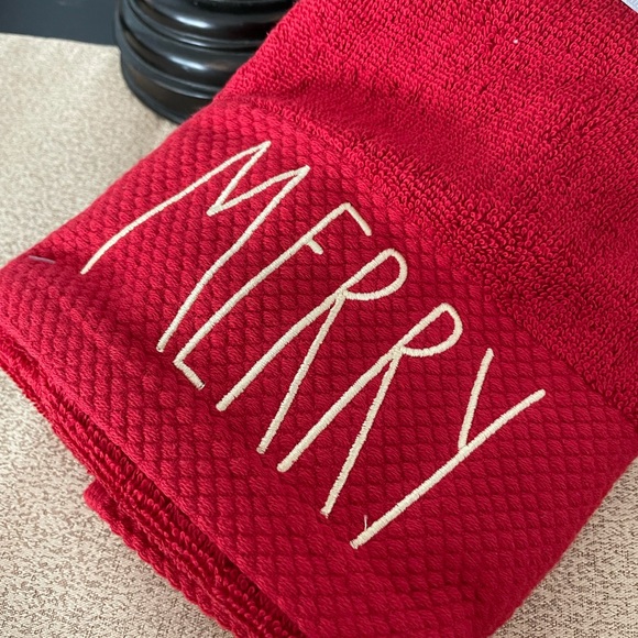 🆕Rae Dunn Set of 2 MERRY Bathroom Hand Towels - Picture 2 of 6
